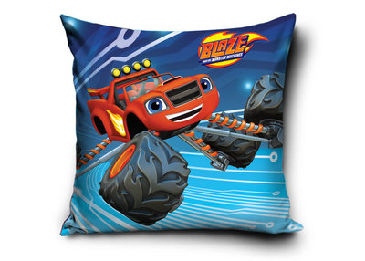 Blaze en de Monsterwielen kussen